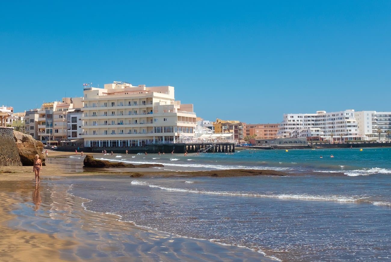 El Médano Beach with the promenade and Hotel El Médano